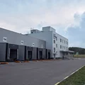 В 15 минутах езды от завода функционирует распределительный центр площадью в 6400 квадратных метров