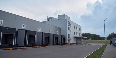 В 15 минутах езды от завода функционирует распределительный центр площадью в 6400 квадратных метров