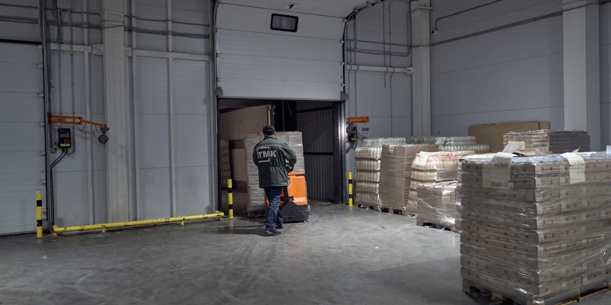 Вся произведённая на заводе продукция уезжает на этот низкотемпературный склад, где происходит хранение, распределение и отгрузка товара по торговым сетям