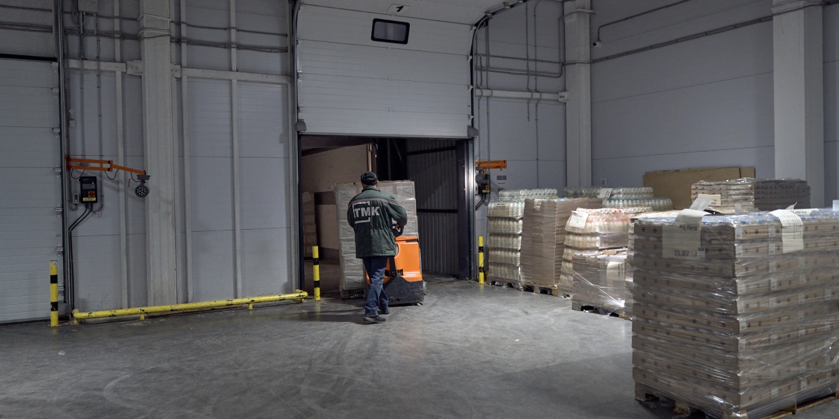 Вся произведённая на&nbsp;заводе продукция уезжает на&nbsp;этот низкотемпературный склад, где происходит хранение, распределение и&nbsp;отгрузка товара по&nbsp;торговым сетям