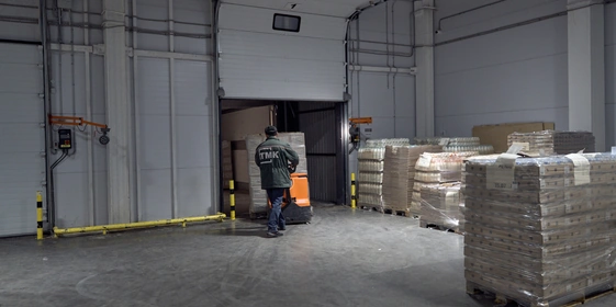 Вся произведённая на&nbsp;заводе продукция уезжает на&nbsp;этот низкотемпературный склад, где происходит хранение, распределение и&nbsp;отгрузка товара по&nbsp;торговым сетям