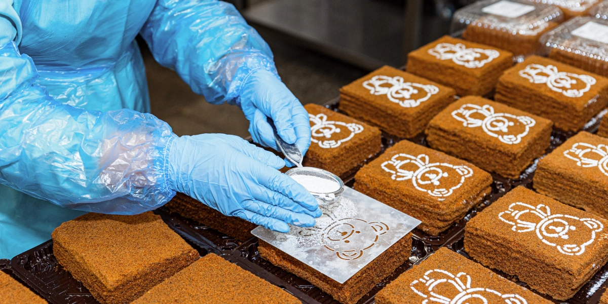 Медовик ВкусВилл от ИП Парфёнов украшает изображение мишки из сахарной пудры 