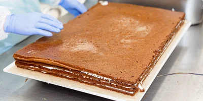 Торт имеет яркий карамельный вкус. Необычен десерт и своим цветом и текстурой: он плотный и тёмный, в отличие от более рыхлого и светлого классического