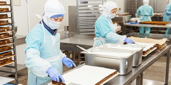 Тесто для этого медовика готовится на водяной бане, где в большом котле все процессы длятся продолжительное время. В жидком виде тесто наносится на листы, выпекается и специально карамелизуется