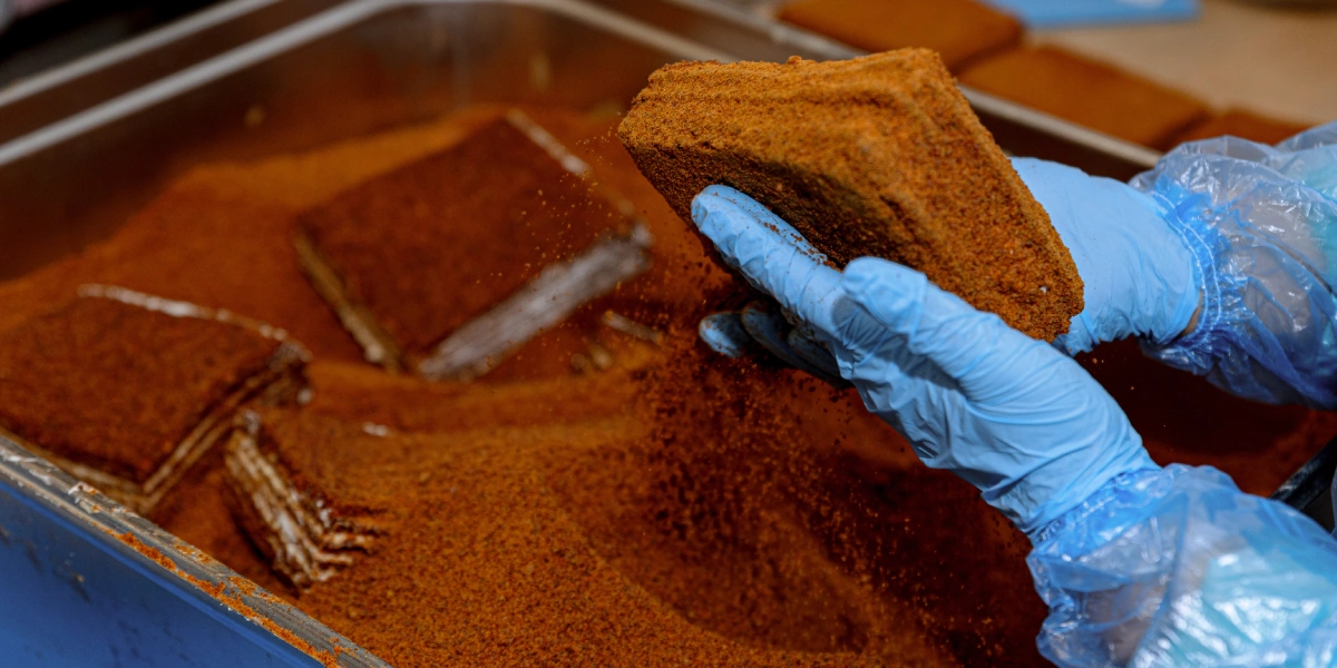 На полках ВкусВилла представлен медовик от ИП Парфёнов в двух фасовках — по 200 и 500 граммов