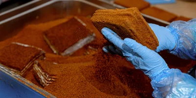 На полках ВкусВилла представлен медовик от ИП Парфёнов в двух фасовках — по 200 и 500 граммов