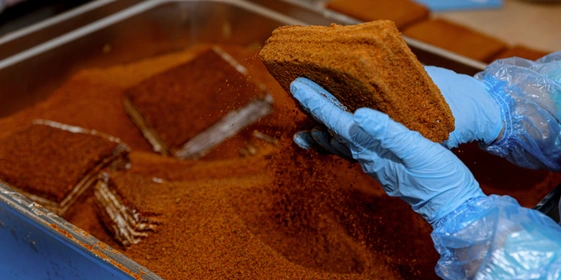 На полках ВкусВилла представлен медовик от ИП Парфёнов в двух фасовках — по 200 и 500 граммов