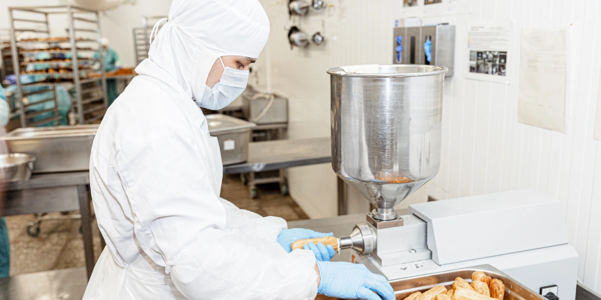 Заварные трубочки эклеров начиняют нежным сливочным кремом