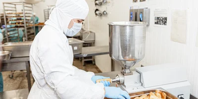 Заварные трубочки эклеров начиняют нежным сливочным кремом