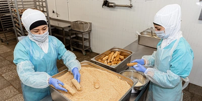 Классический эклер покрывают крошкой