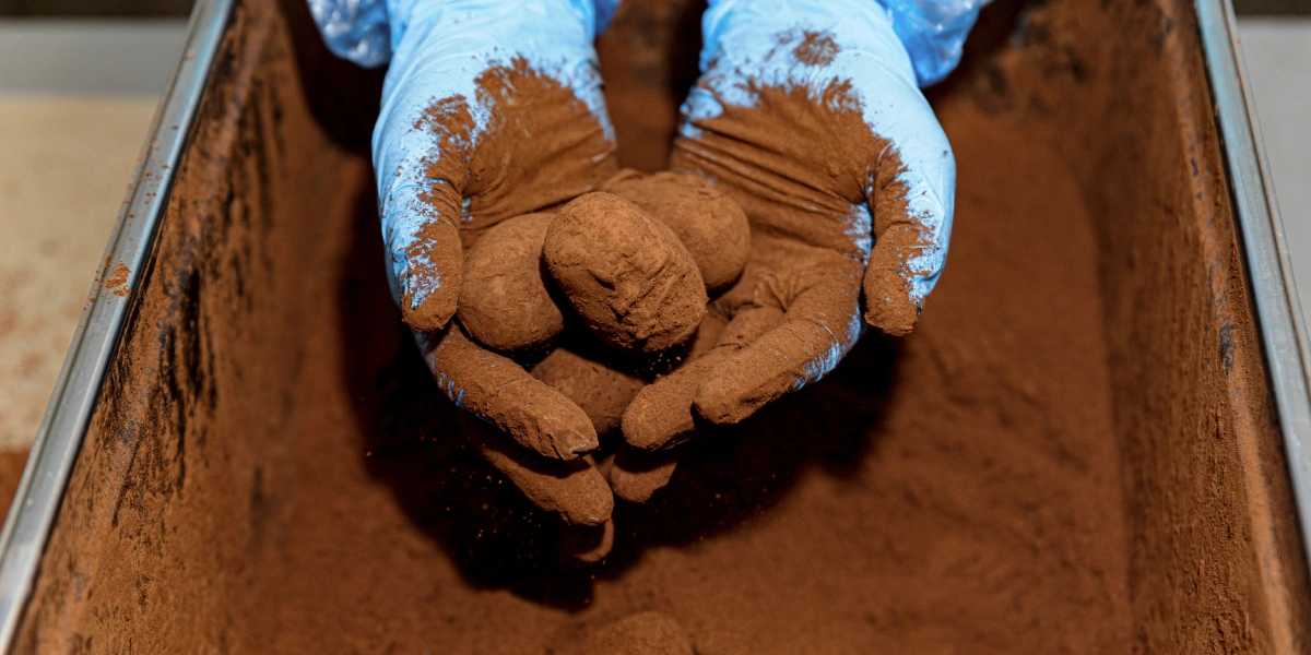 Пирожное «Картошка» на производстве в шутку называют «гламурным». Это «картошка» с изюминкой: она многослойная