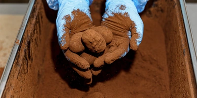 Пирожное «Картошка» на производстве в шутку называют «гламурным». Это «картошка» с изюминкой: она многослойная