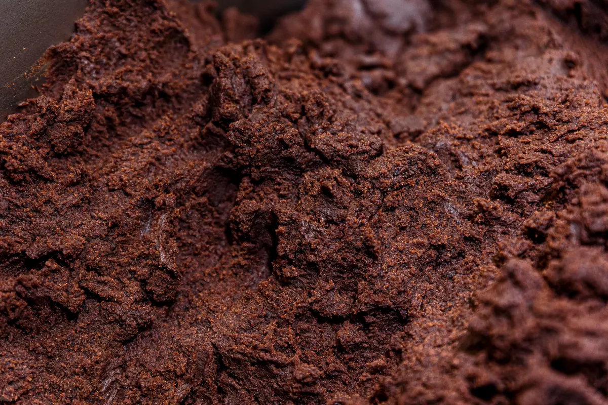 Шоколадный бисквит готовится с добавлением сливочного масла и шоколада. Существует стереотип, что бисквит для «картошки» готовится по принципу «слепила из того, что было»