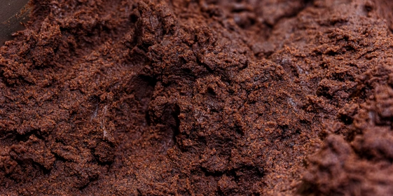 Шоколадный бисквит готовится с добавлением сливочного масла и шоколада. Существует стереотип, что бисквит для «картошки» готовится по принципу «слепила из того, что было»