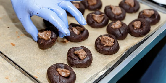 Внутри пирожного — начинка из молочного шоколада. Смешение вкусов придаёт нежность продукту