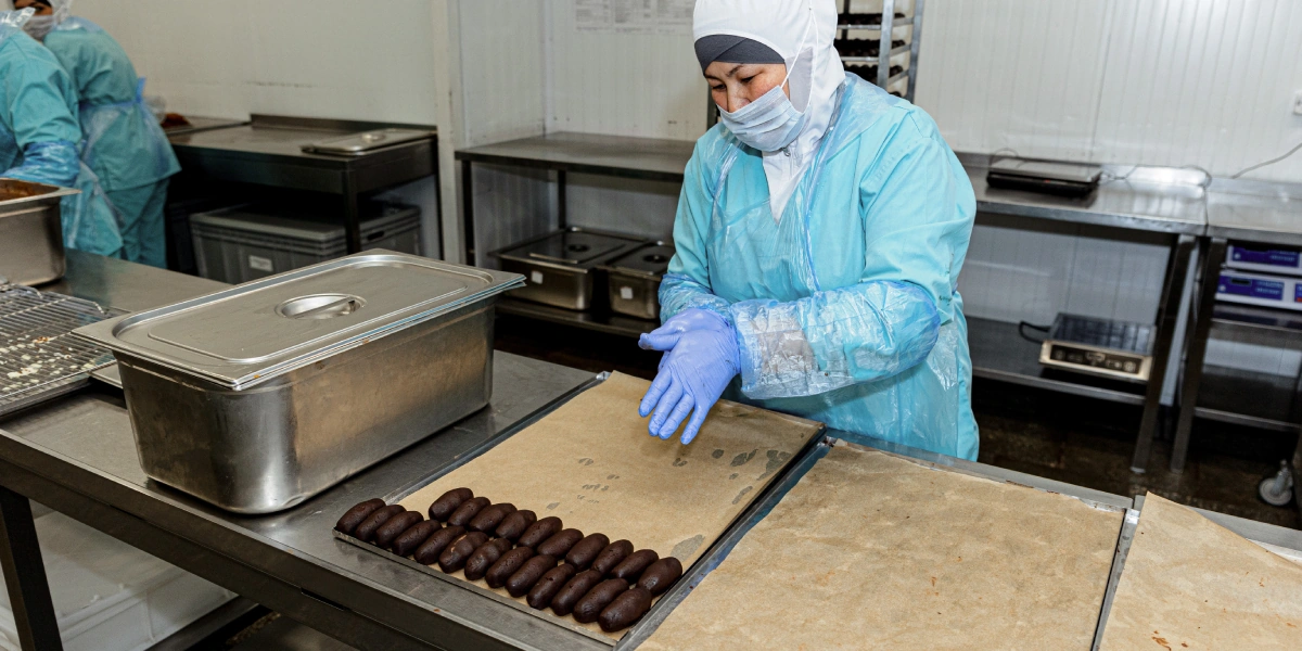 Пирожное покрывается ганашем, в составе которого сливки и бельгийский молочный шоколад