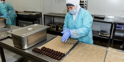 Пирожное покрывается ганашем, в составе которого сливки и бельгийский молочный шоколад