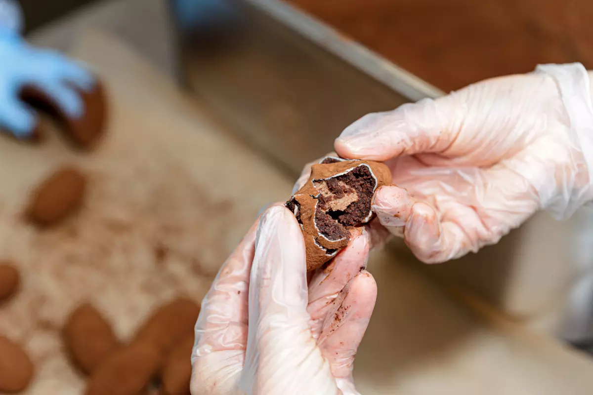Сверху необычная многослойная «картошка» декорируется бельгийским какао