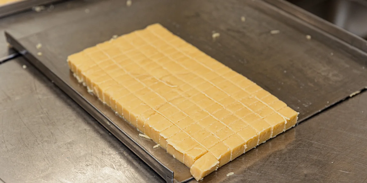 Из каждого кусочка такого песочного теста будет выпечена одна скорлупка для будущих орешков со сгущёнкой