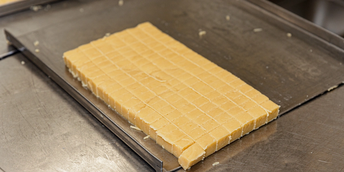 Из каждого кусочка такого песочного теста будет выпечена одна скорлупка для будущих орешков со сгущёнкой