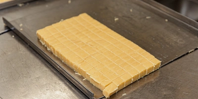 Из каждого кусочка такого песочного теста будет выпечена одна скорлупка для будущих орешков со сгущёнкой