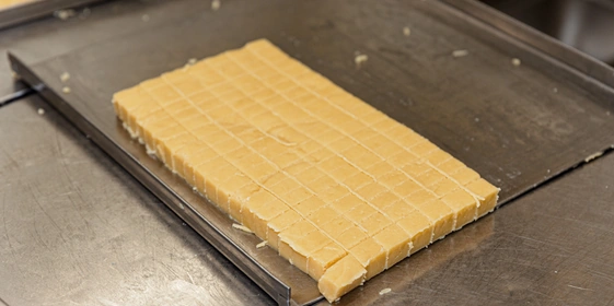 Из каждого кусочка такого песочного теста будет выпечена одна скорлупка для будущих орешков со сгущёнкой