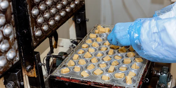 Скорлупки выпекаются всего две минуты, после чего остужаются и передаются в заготовочный цех