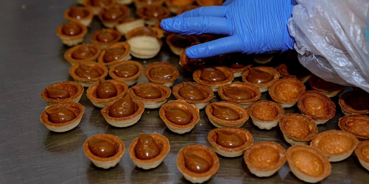 Они начинаются варёной сгущёнкой и склеиваются между собой