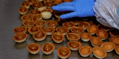 Они начинаются варёной сгущёнкой и склеиваются между собой