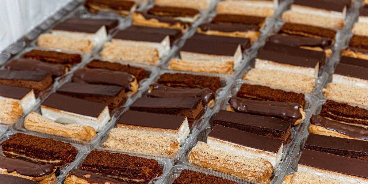 Если вы ещё не нашли свой любимый десерт или не можете остановиться на одном из них, попробуйте набор пирожных «Хиты ВкусВилл» от ИП Парфёнов. В наборе из пяти популярных пирожных вы найдёте своего фаворита