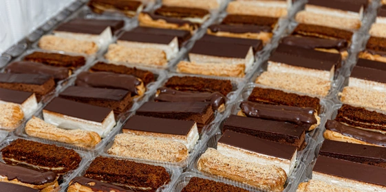 Если вы ещё не нашли свой любимый десерт или не можете остановиться на одном из них, попробуйте набор пирожных «Хиты ВкусВилл» от ИП Парфёнов. В наборе из пяти популярных пирожных вы найдёте своего фаворита