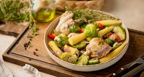 Овощное рагу с курицей, кукурузой и брюссельской капустой