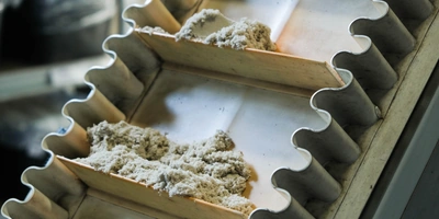 В составе кинетического песка — натуральный кварцевый песок, дополнительные ингредиенты и связующие вещества (рецептура держится в строгом секрете)