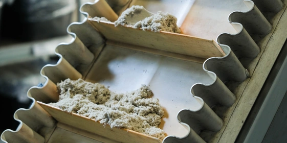 В составе кинетического песка — натуральный кварцевый песок, дополнительные ингредиенты и связующие вещества (рецептура держится в строгом секрете)