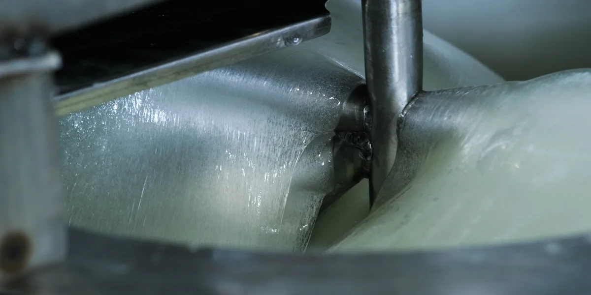 При определённой температуре сырьё непрерывно перемешивается на протяжении нескольких часов. На фото — прозрачный clear-слайм