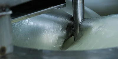 При определённой температуре сырьё непрерывно перемешивается на протяжении нескольких часов. На фото — прозрачный clear-слайм