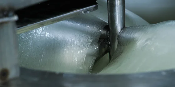 При определённой температуре сырьё непрерывно перемешивается на протяжении нескольких часов. На фото — прозрачный clear-слайм