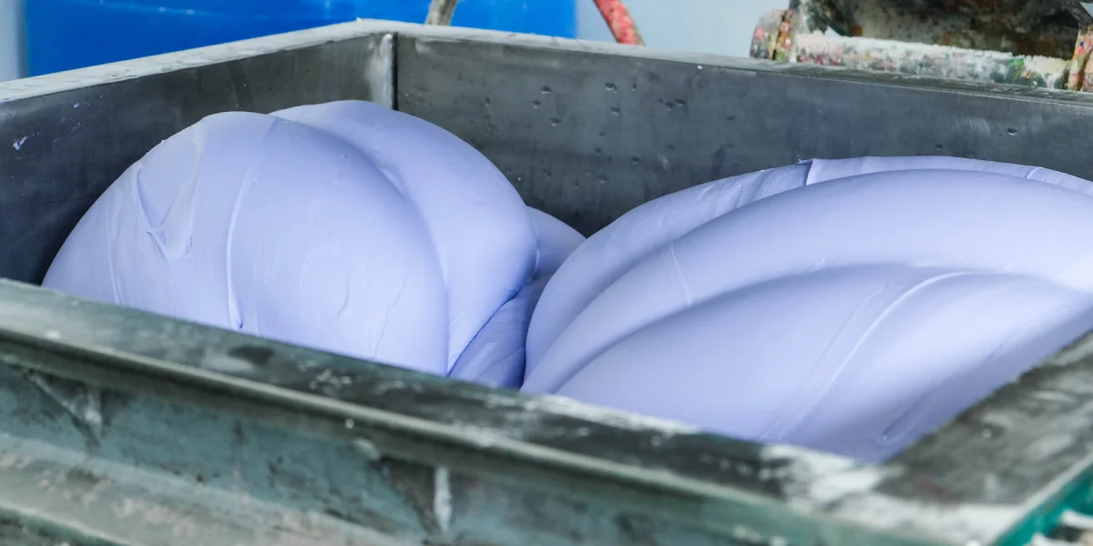 В реакторе на 500 литров смешиваются все ингредиенты для лёгкого пластилина, который, как и слаймы, «варится» в специальном оборудовании. Больше напоминает ожившую фигурку талисмана шин Мишлен