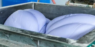 В реакторе на 500 литров смешиваются все ингредиенты для лёгкого пластилина, который, как и слаймы, «варится» в специальном оборудовании. Больше напоминает ожившую фигурку талисмана шин Мишлен