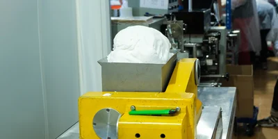 Лёгкий пластилин поступает в экструдер, который формирует «колбаску» заданных в компьютере размеров и толщины