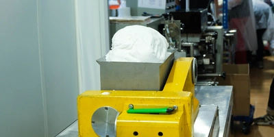 Лёгкий пластилин поступает в экструдер, который формирует «колбаску» заданных в компьютере размеров и толщины