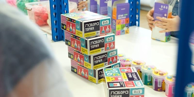 Наборы опытов — идеальная возможность познакомить детей с миром науки и при этом не дать им заскучать. В наборе вас ждёт всё необходимое для проведения увлекательных экспериментов в домашних условиях