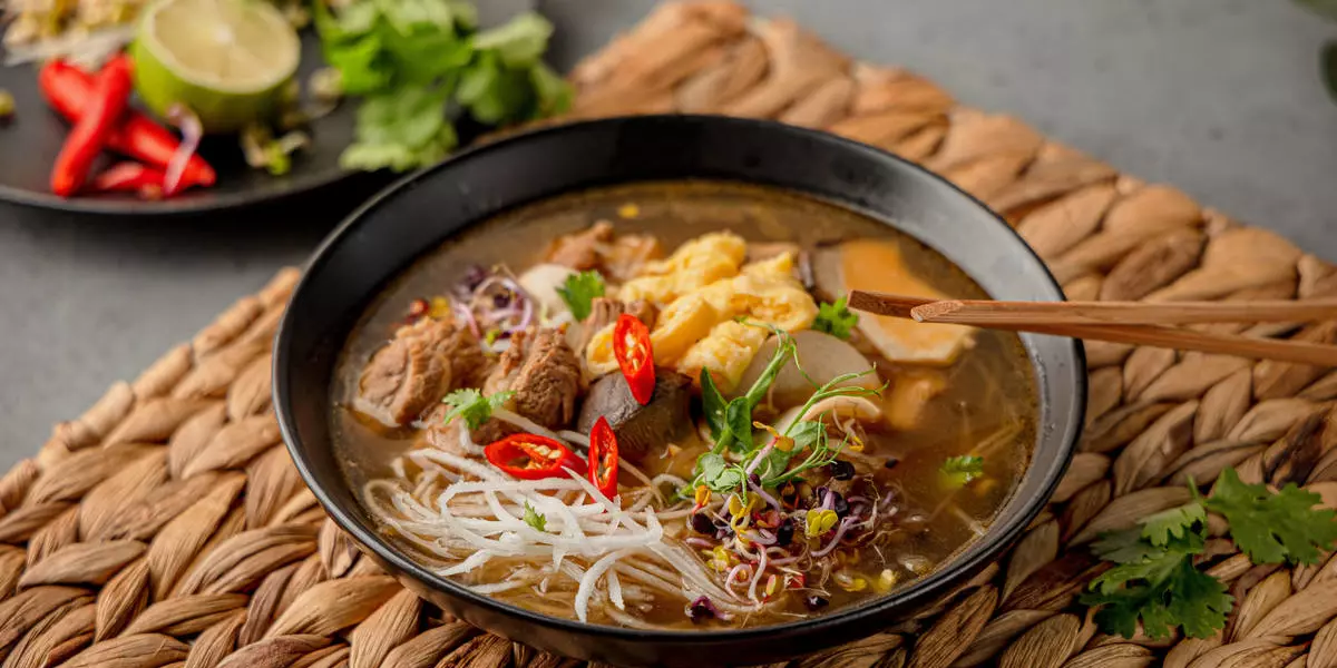 Суп в азиатском стиле со свининой и кисло-сладким соусом