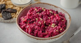 Салат из свёклы с черносливом, орехами и чесноком