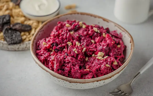 Салат из свёклы с черносливом, орехами и чесноком
