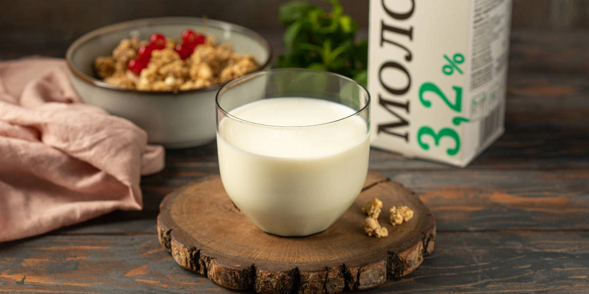 Молоко: все за и против, сколько пить, кому и чем полезно