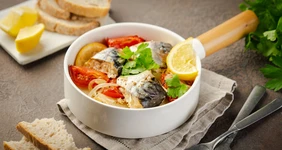 Скумбрия, запечённая с овощами