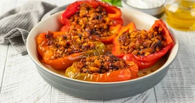 Фаршированные перцы «Лодочки» с колбасками и чечевицей