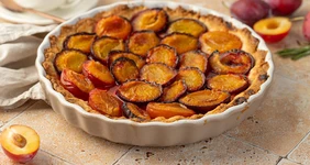 Пирог со сливами и корицей