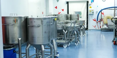 В цех подготовки полупродукта сырьё поступает уже в производственной таре